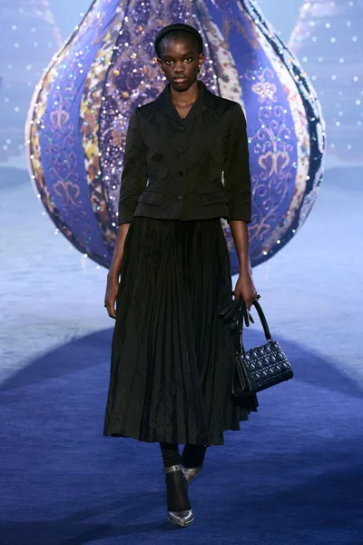 Look 16